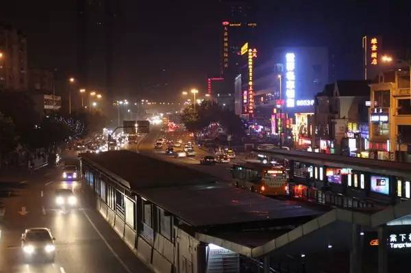 阿強(qiáng)家的酸菜魚(yú)你一定吃過(guò)，但你知不知道她為何只選路邊開(kāi)店？