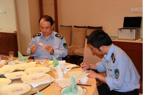 多家餐廳因?yàn)椴途卟粔蚋蓛?拾味館、老五燒烤等都上黑榜