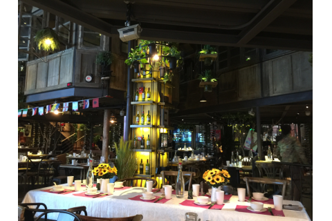 怎么去搭配？主題餐廳餐桌椅