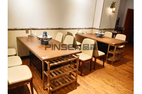 選擇無煙火鍋桌椅廠家定制餐桌椅有什么好處呢？